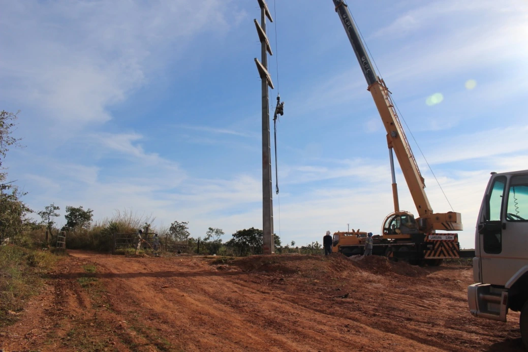 Montagem de estrutura em obra de sistema de transmissão de energia