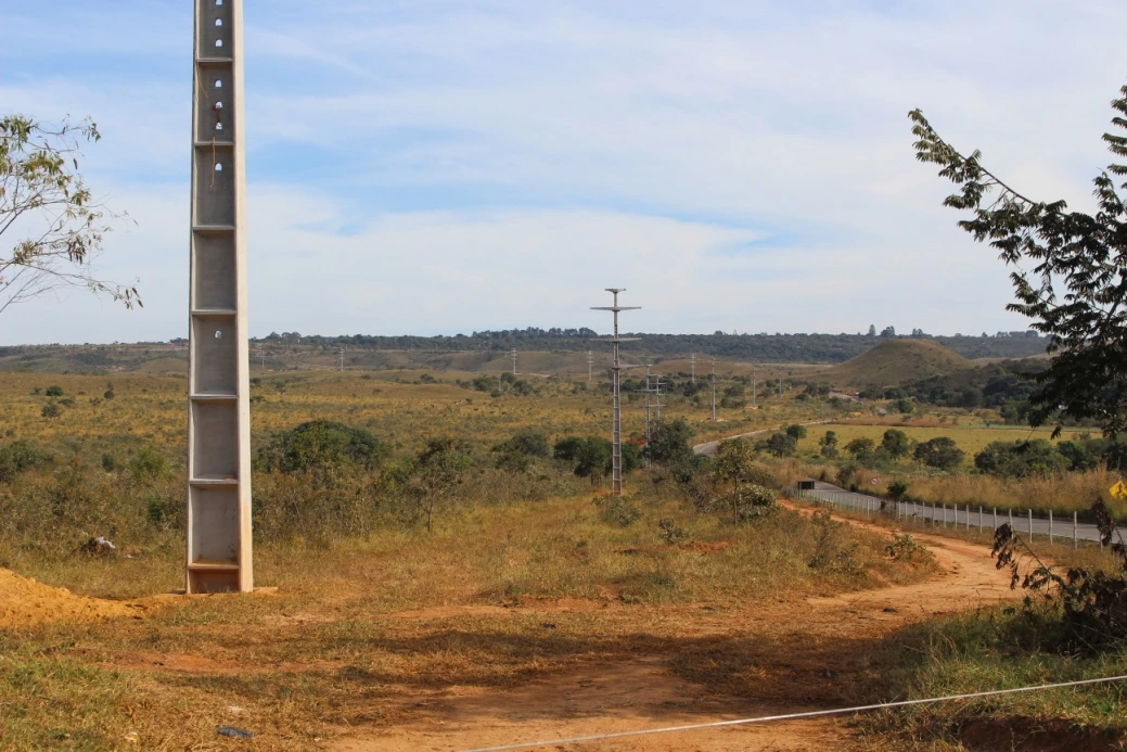 Vista de obra de sistema de transmissão de energia em área rural