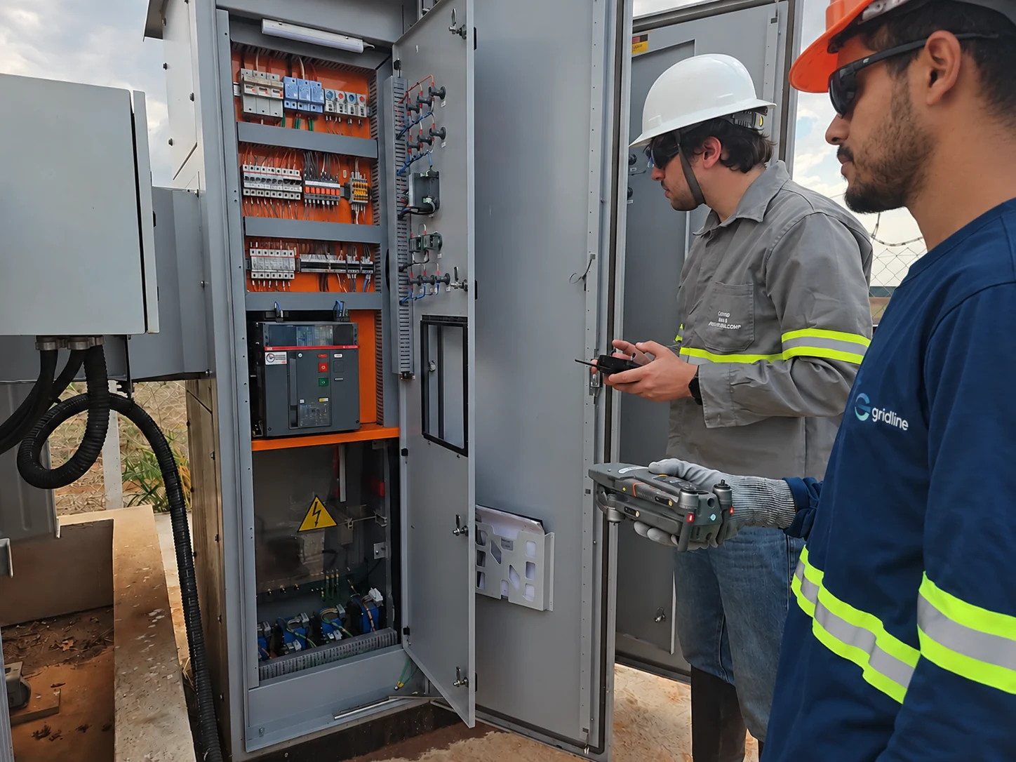 Equipe técnica atuando em painel elétrico